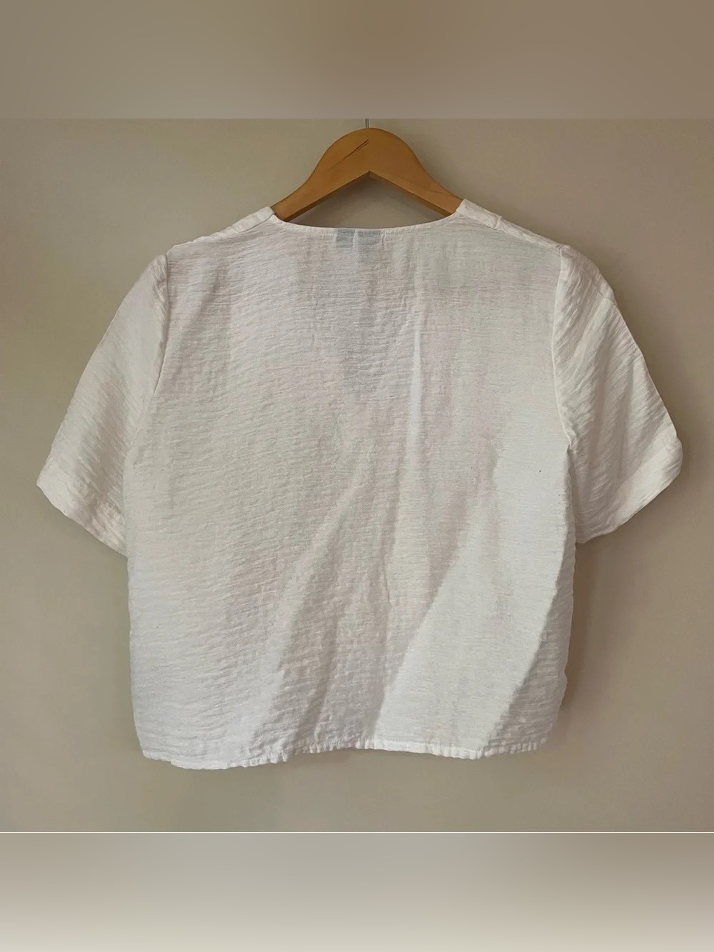 ICÔNE by SIMONS Asymmetrical Button Cropped Short Sleeve Blouse Women’s Small - Picture 2 of 6